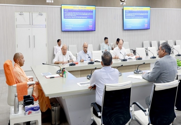 सरकारी आवास पर कृषि विभाग की बैठक करते मुख्यमंत्री योगी