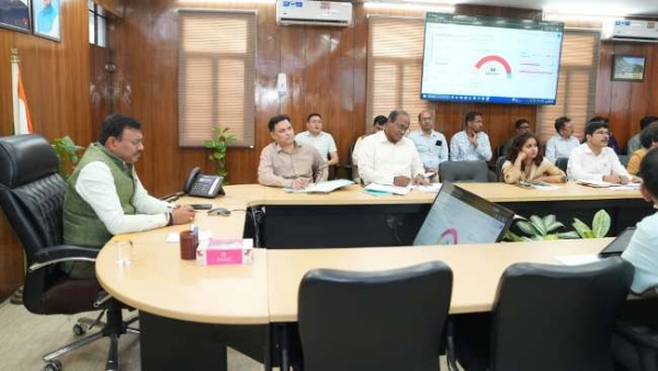 बैठक में अधिकािरियाें काे निर्देश देते मुख्य सचिव।