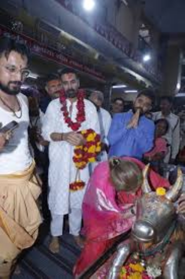 अभिनेता अक्षय कुमार, टाइगर श्राफ और वरिष्ठ अभिनेत्री डिंपल कपाडिया बाबा महाकाल के दर्शन करने पहुंचे