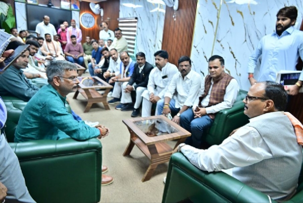 सवर्ण मोर्चा के कार्यकर्ताओं के साथ ब्रजेश पाठक