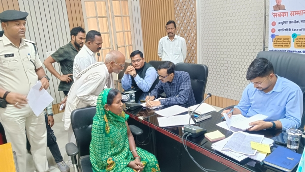 समस्याएं सुनते डीएम अंशुल कुमार