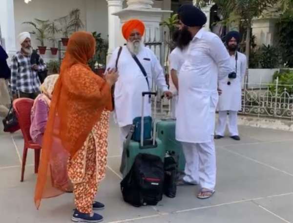 पाकिस्तान जानने वाले श्रद्धालु।