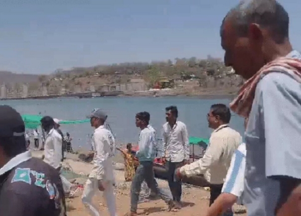 ओंकारेश्वर में नर्मदा नदी में नाव हादसे के बाद की तस्वीर