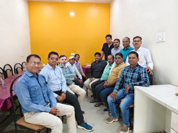 विश्व होम्योपैथिक दिवस के अवसर पर आयोजित कार्यक्रम में उपस्थित शहर के होम्योपैथिक चिकित्सक।