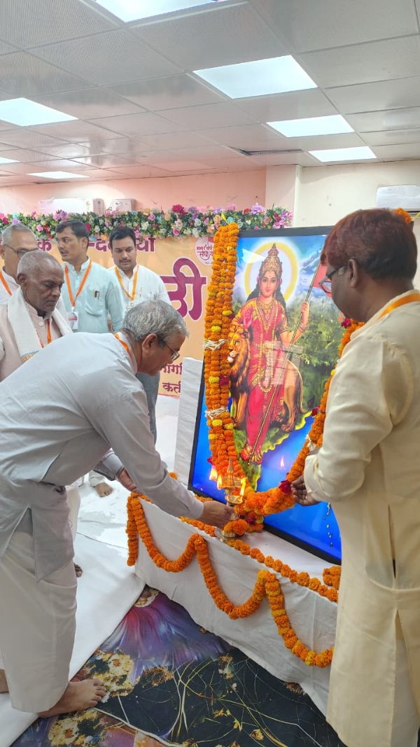 फोटो  अतुल लिमये भारत मां के चित्र पर पुष्प अर्पित करते