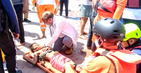 घायल को सहायता देते चिकित्सक