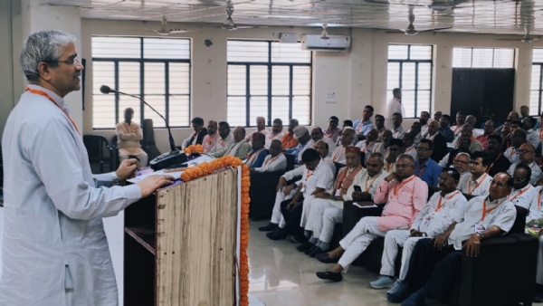 फोटो  अतुल लिमये  संबोधित करते