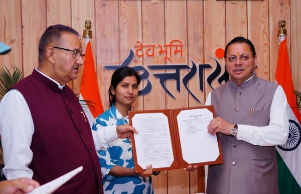 मुख्यमंत्री पुष्कर सिंह धामी, मुख्यमंत्री आवास में मानचित्रक के पद पर चयनित अभ्यर्थि को नियुक्ति पत्र प्रदान करते हुए।