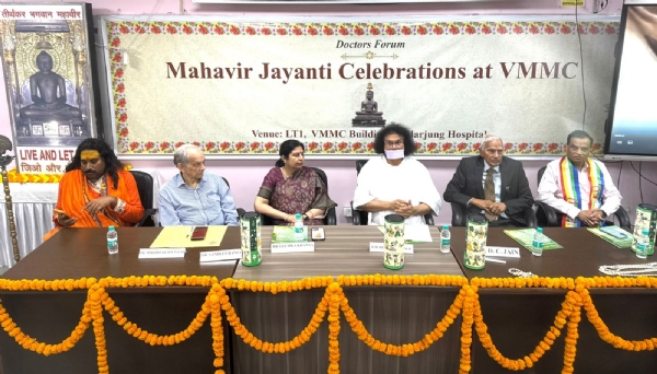 वर्धमान महावीर मेडिकल कॉलेज सफदरजंग अस्पताल द्वारा आयोजित भगवान महावीर जयंती महोत्सव को संबोधित करते अहिंसा विश्व भारती एवं वर्ल्ड पीस सेंटर के संस्थापक जैन आचार्य लोकेश