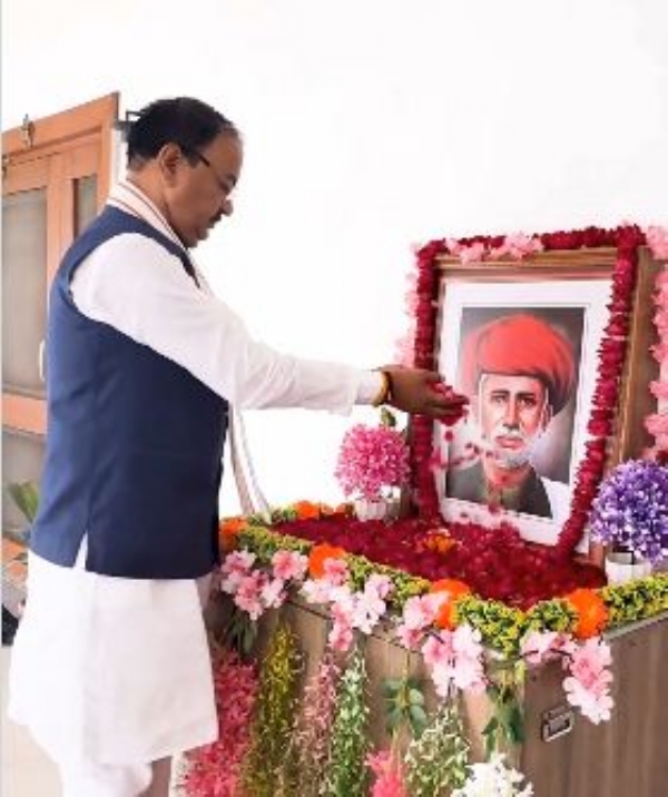 महात्मा ज्योतिबा फुले के चित्र पर पुष्पांजलि करते केशव प्रसाद मौर्य