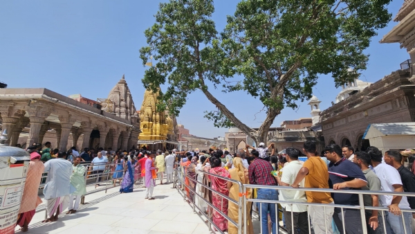 श्री काशी विश्वनाथ मंदिर में दर्शन के लिए कतारबद्ध श्रद्धालु