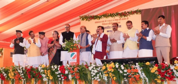 परियोजनाओं का लोकार्पण करते राजनाथ सिंह