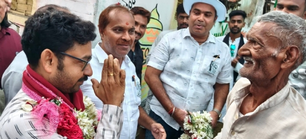 प्रचार के दौरान तन्मय घोष