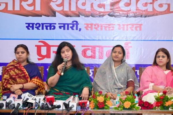 डॉ. सरोज पाण्डेय सर्किट हाउस में आयोजित संवाददाता सम्मेलन को संबोधित करती हुए