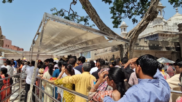 श्री काशी विश्वनाथ मंदिर में दर्शन के लिए कतारबद्ध श्रद्धालु