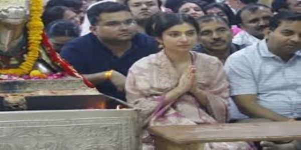 महाकाल-मन्दिरं प्राप्तवती अभिनेत्री सारा-अर्जुनः, मातुः जन्मदिने आशीर्वादं गृहीतवती, भस्म-आरार्तिक्यां च सहभागिता अभवत्