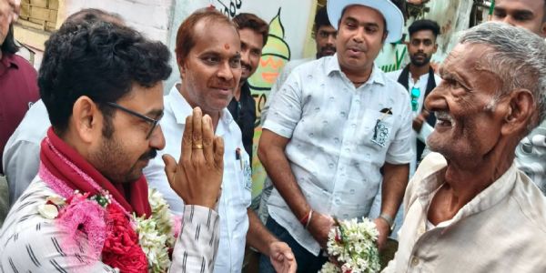 निर्वाचनम् 26: रिषड़ायां तन्मय घोषस्य प्रचारे उत्पन्नो जनसंमर्दः, पुष्प-मालाभ्यो भव्यं स्वागतम्