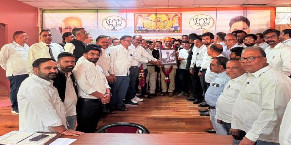 विकास-कार्याणां कृते अधिवक्तारः विधायकस्य अभिनन्दनम् अकुर्वन्