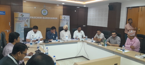 रेंडमाइजेशन प्रक्रिया को लेकर सर्वदलीय बैठक करते डीएम