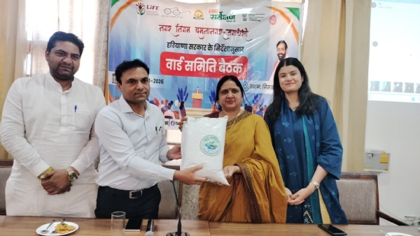 कार्यक्रम के दौरान मेयर व निगम अधिकारी