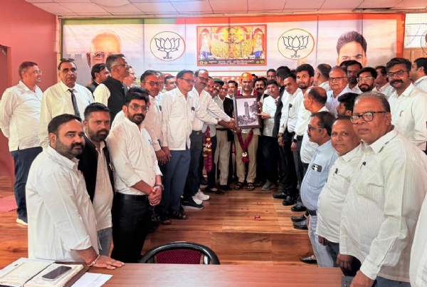 चित्तौड़गढ़ में विद्यायक चंद्रभानसिंह का अभिनंदन करते अधिवक्ता।