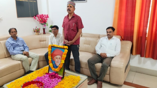 पूर्वांचल विश्वविद्यालय में आयोजित महात्मा ज्योतिबा फुले जयंती  संगोष्ठी को संबोधित करते हुए डॉ सुनील कुमार सिंह