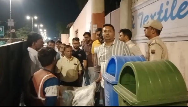 सफाई व्यवस्था पर निगम आयुक्त सख्त: रात्रि में 10 किमी पैदल किया निरीक्षण