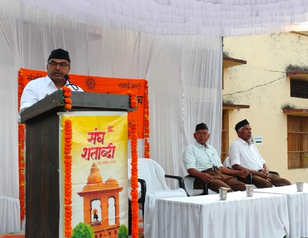 मंच से3 संबोधित करते राष्ट्रीय स्वयंसेवक संघ के पदाधिकारी सुभाष जी एवं मंचासीन अन्य गणमान्य।