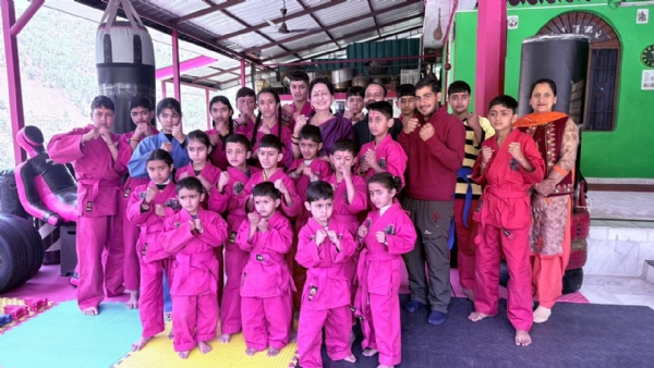 प्रतिभागियों के साथ प्रो. अनुपमा सिंह।