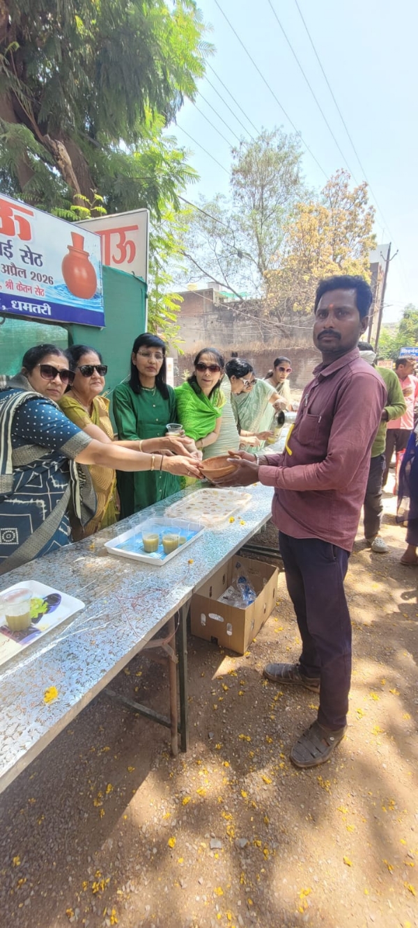 सकोरा बांटते हुए सदस्य।