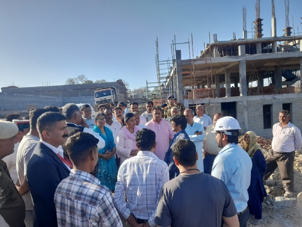 बनखंडी में बन रहे जूलोजिकल पार्क का निरीक्षण करते हए विधायक। बनखंडी में बन रहे जूलोजिकल पार्क का निरीक्षण करते हए विधायक।