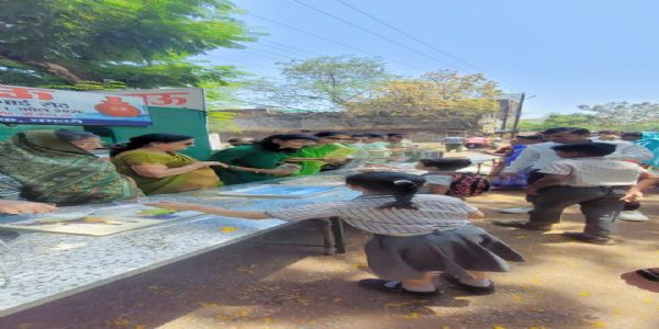 तपति मध्याह्ने रक्षणम् : ईक्षुरसः पाहितः, चटकाभ्यः  जलपात्रेभ्यो वितरितम्