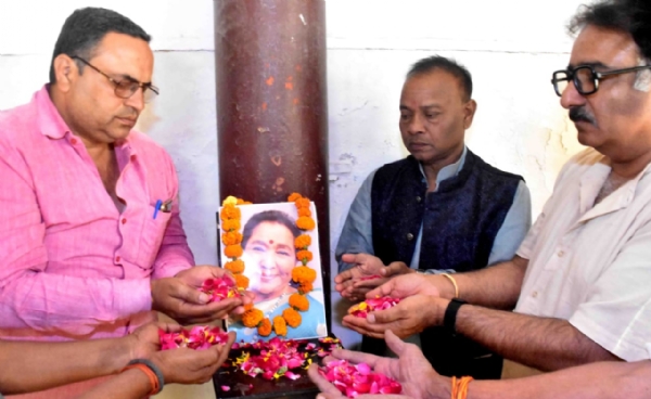 आशा भोसले के निधन पर श्रद्धांजलि अर्पित करते भाजपा नेता पवन श्रीवास्तव आशा भोसले के निधन पर श्रद्धांजलि अर्पित करते भाजपा नेता पवन श्रीवास्तव