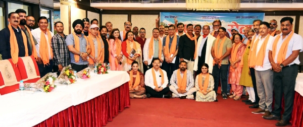 कार्यक्रम में शामिल उत्तराखंड ग्वाल सेवा संगठन के लोग।