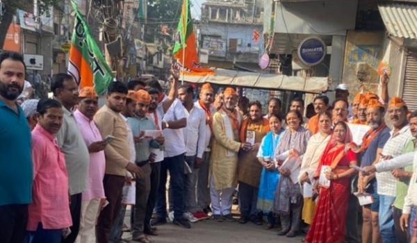 चौबे टोला वार्ड में जनसंपर्क करते भाजपा नेता एवं पूर्व जिलाध्यक्ष, पूर्व नपाध्यक्ष मनोज जायसवाल। चौबे टोला वार्ड में जनसंपर्क करते भाजपा नेता एवं पूर्व जिलाध्यक्ष, पूर्व नपाध्यक्ष मनोज जायसवाल।