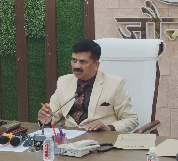 जिलाधिकारी डॉ दिनेश चंद्र सिंह जिलाधिकारी डॉ दिनेश चंद्र सिंह