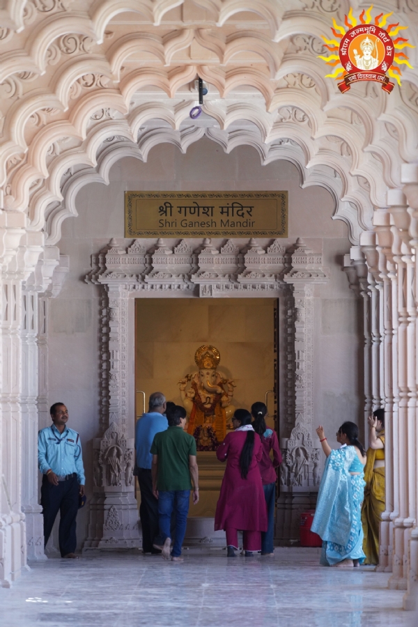 मंदिर में दर्शन करते हुए आम श्रद्धालु