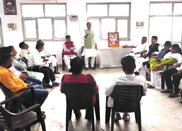 बाबा साहेब की जयंती पर रालोद नेता कार्यक्रम में उन्हें याद करते हुए विचार रखते हुए।