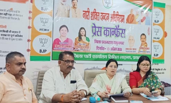 पत्रकारों से वार्ता करते पत्रकारों से वार्ता करते