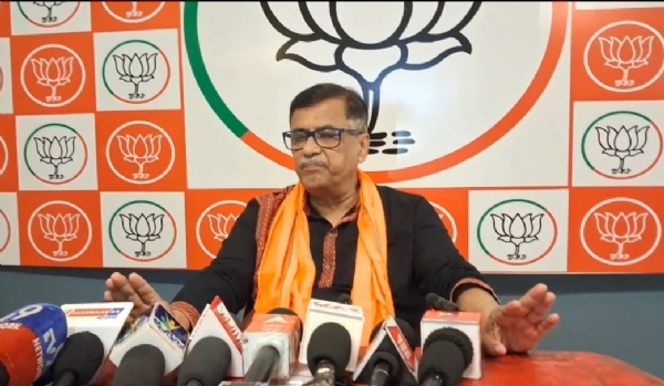 प्रेस कांफ्रेंस करते भास्कर भट्टाचार्य