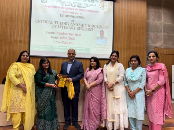 कार्यक्रम में मुख्य वक्ता डॉ. सुदीप कुमार को सम्मानित करते आयोजक।