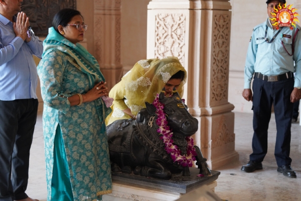 सप्त मंदिर में दर्शन करते हुए आम श्रद्धालु