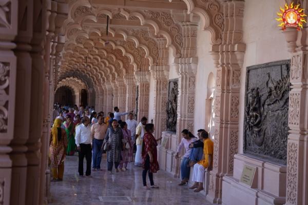 सप्त मंदिर में दर्शन करते हुए आम श्रद्धालु