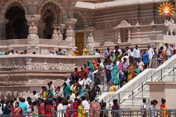 सप्त मंदिर में दर्शन करते हुए आम श्रद्धालु