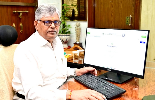 स्व गणना करते हुए रंजन कुमार