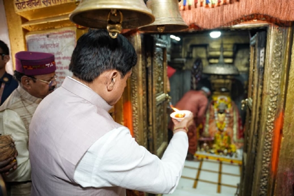मां नर्मदा की पूजा करते मुख्यमंत्री