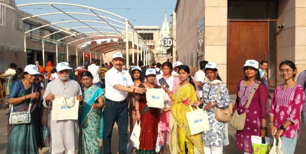 श्री काशी विश्वनाथ धाम में कपड़े के झोले का वितरण करते नमामि गंगे के सदस्य