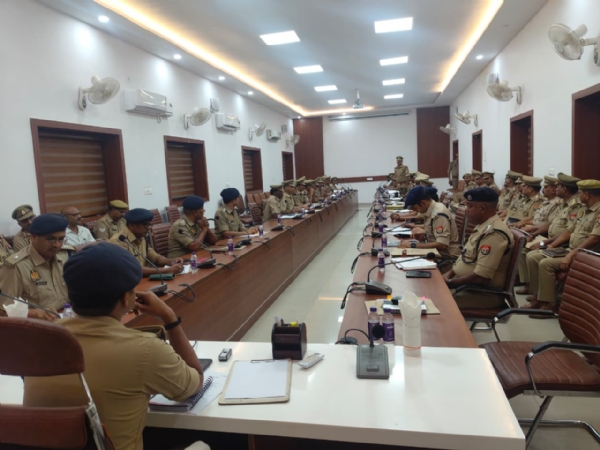 फोटो नव युक्त पुलिस अधिक्षक मिटिंग लेते