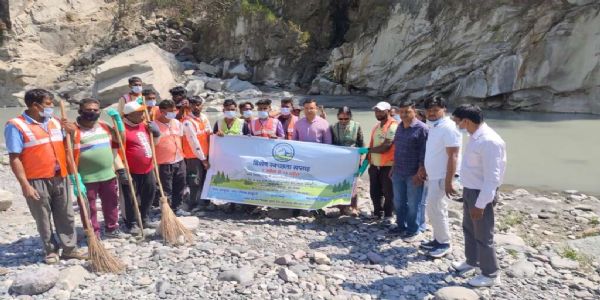 हल्द्वानी: चित्रशिला घाटे चलितं विशेषेण स्वच्छताभियानम्