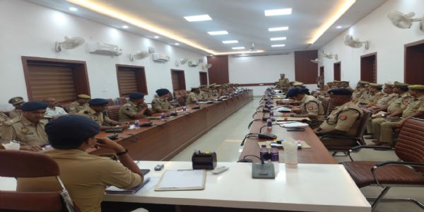 नवागतपुलिसाधीक्षको मातहतसंज्ञकानाम् अगृह्णात् कक्षां, पाठितः आपराधिभ्यो निवर्तितुं पाठः